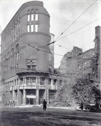Feuertrümmer an der nordwestlichen Ecke der Fourth Street und Washington